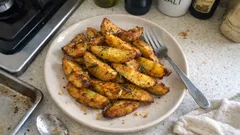 Crispy oven-baked potato wedges with rosemary – the hot-tray trick that really helps