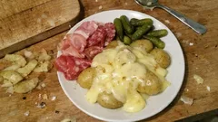 Red wine with raclette: light, fruity bottles that work with melted cheese